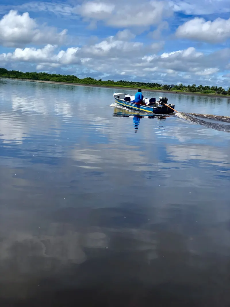 Barco com pescadores no rio Preguiças